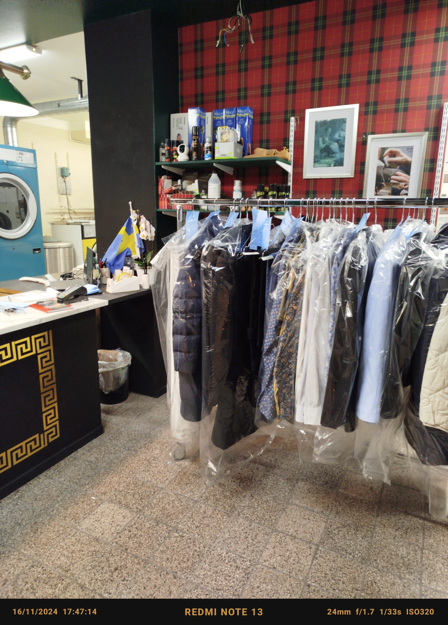 Garderob med plagg i butiken