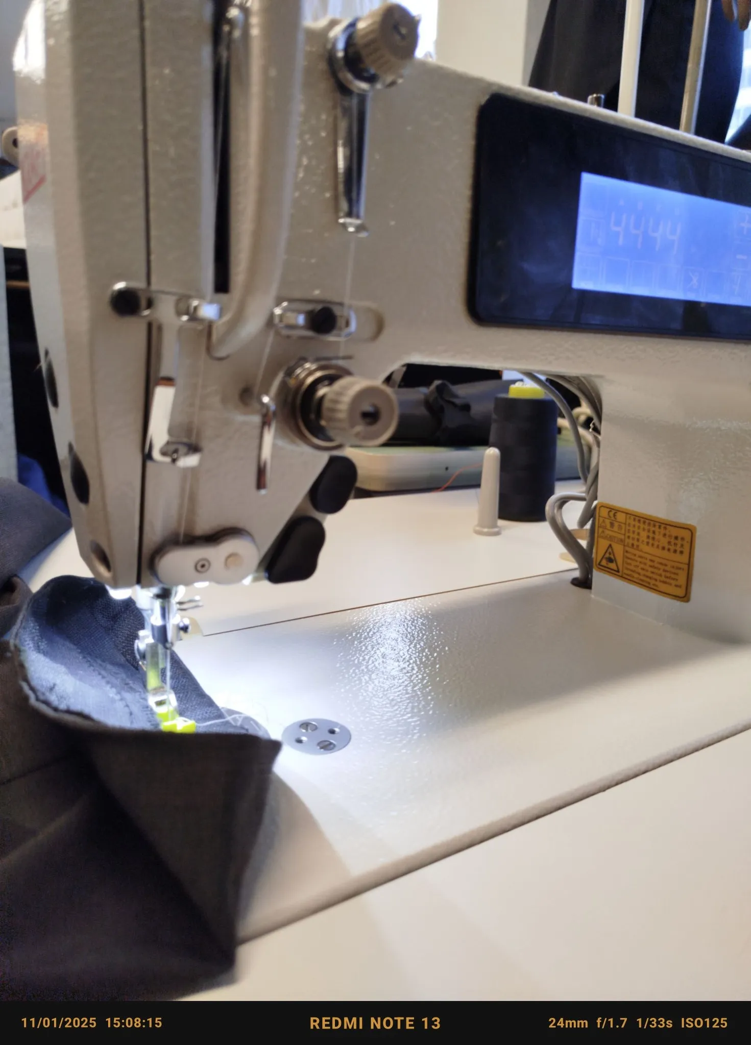 Symaskin i ateljén – skrädderiarbete